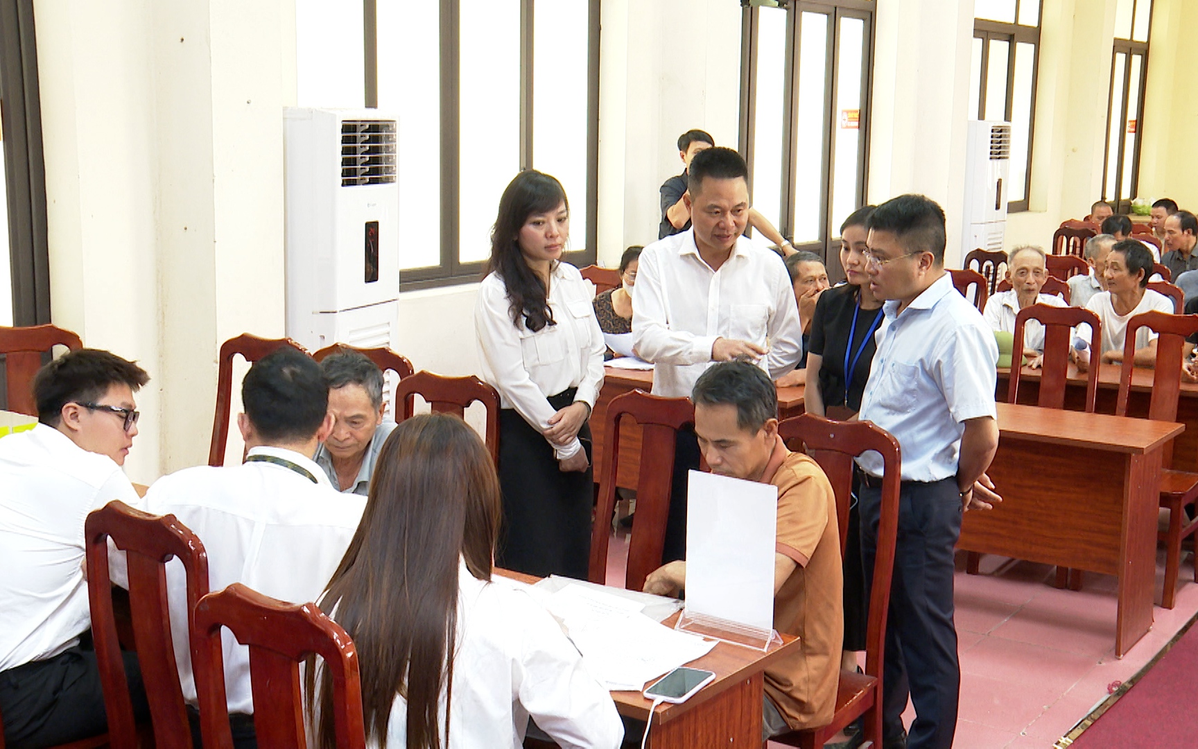 Lãnh đạo xã Phú Xuyên kiểm tra công tác hỗ trợ lưu động đăng ký đất đai, cấp giấy chứng nhận quyền sử dụng đất lần đầu tại các thôn trên địa bàn xã Quang Hà cũ.