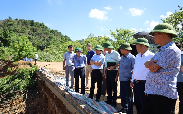 Khắc phục khẩn cấp tình trạng úng, sạt lở tại xã Suối Hai sau cơn bão số 5 (KAJIKI)


