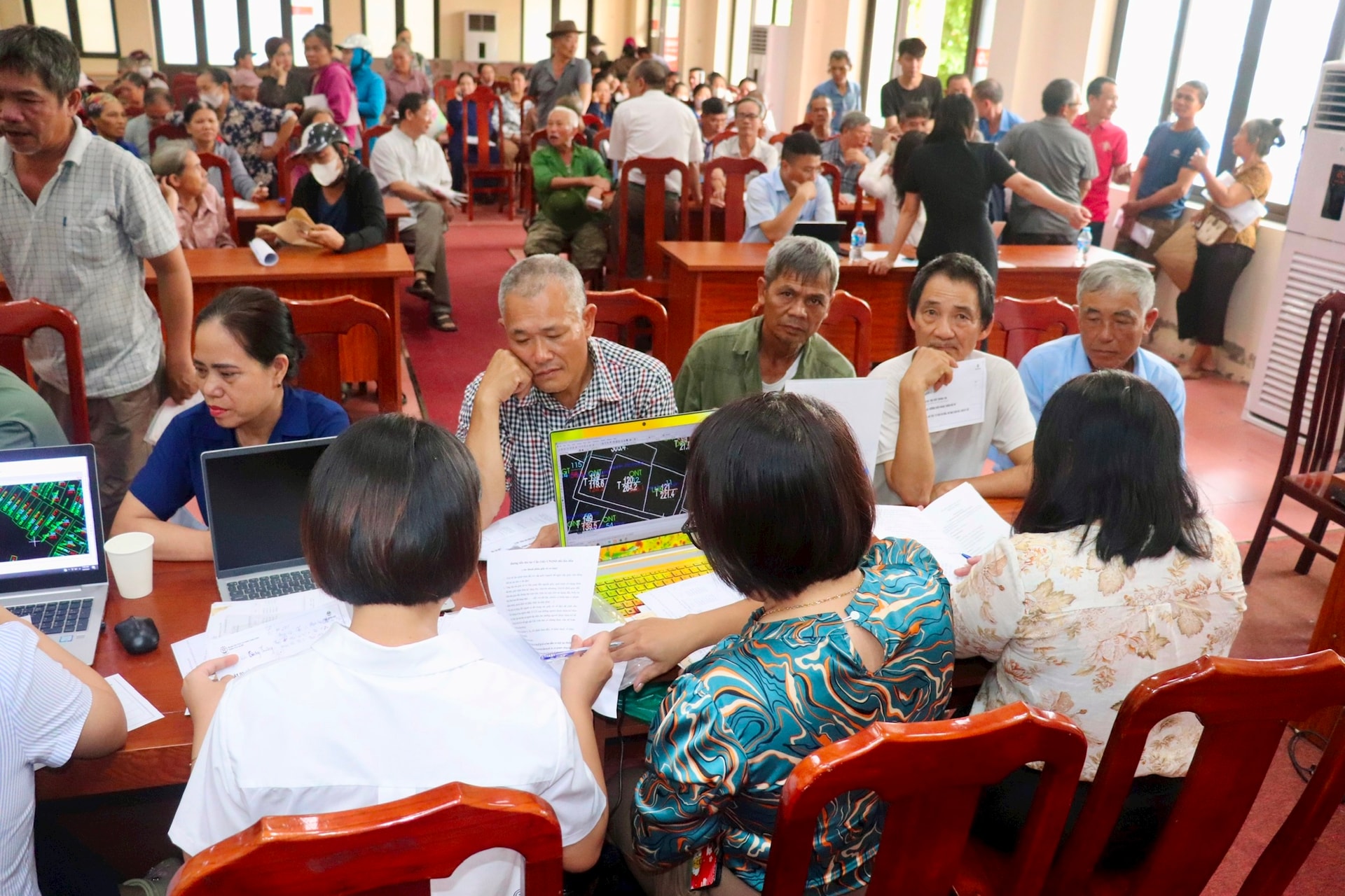 Phú Xuyên hỗ trợ lưu động cấp “sổ đỏ”, hướng dẫn chuyển đổi số thủ tục đất đai- Ảnh 2.