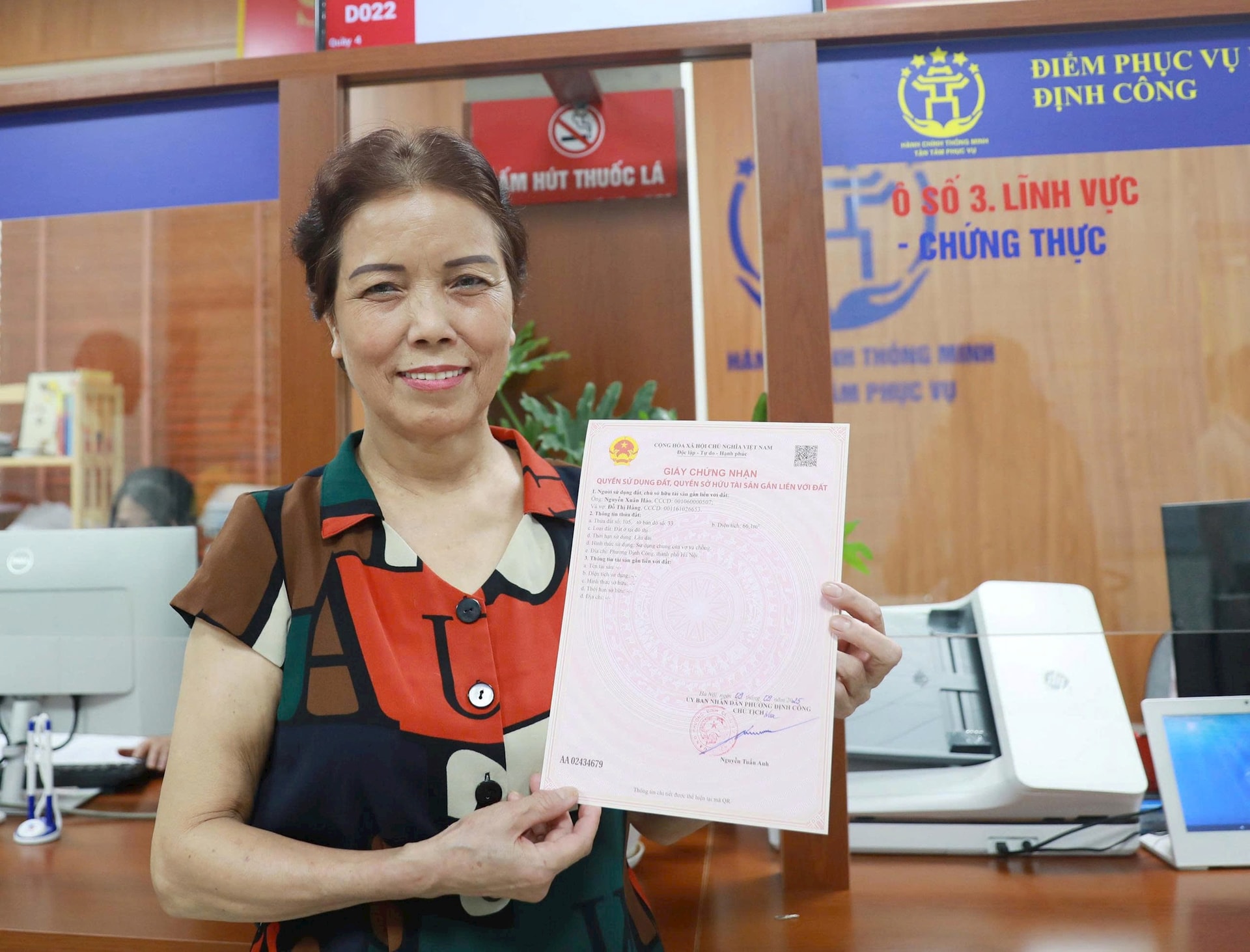 Phường Định Công trao "Sổ đỏ" đầu tiên sau khi vận hành mô hình chính quyền mới- Ảnh 2.