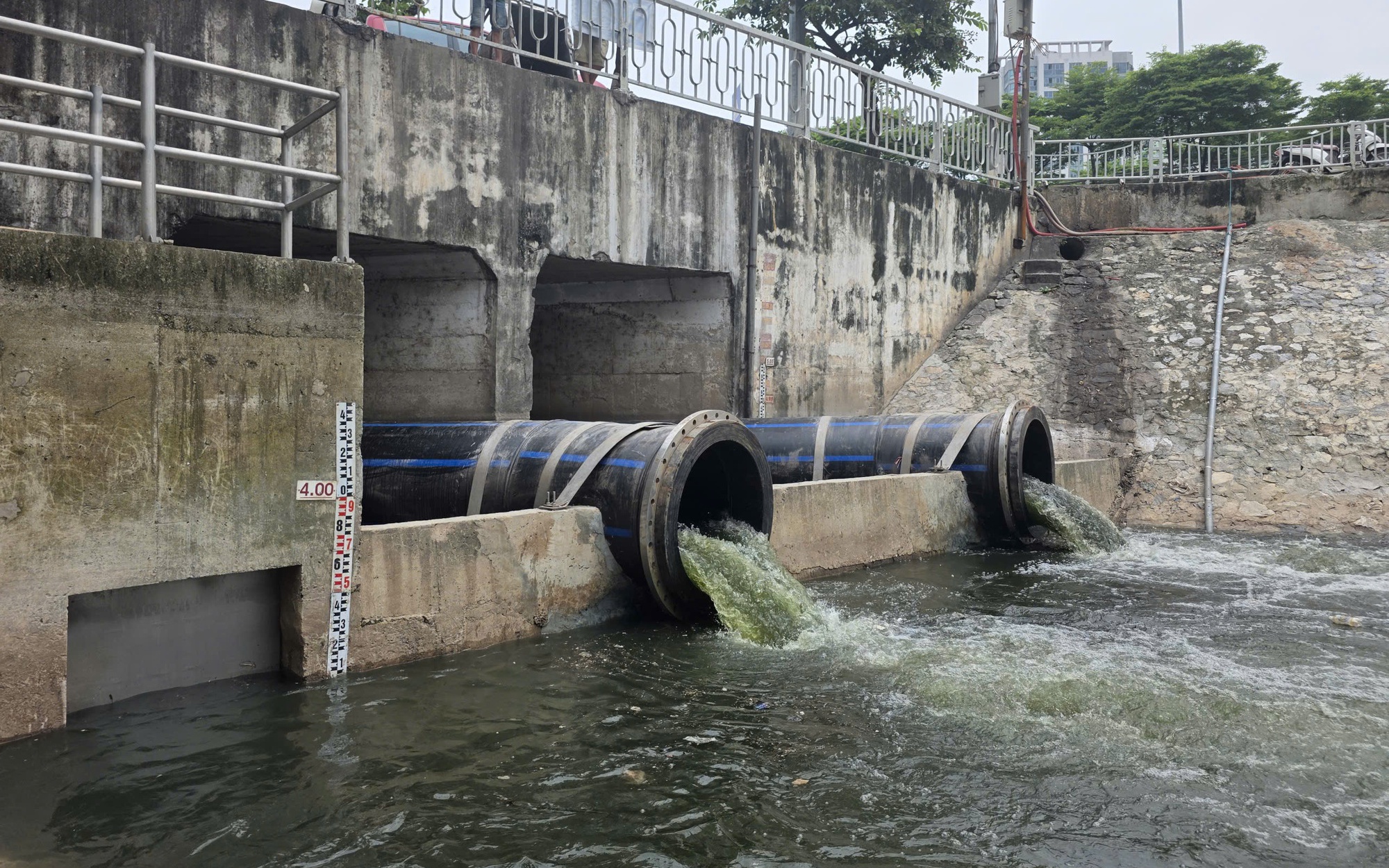 Hai tuyến ống dẫn nước từ hồ Tây vào sông Tô Lịch