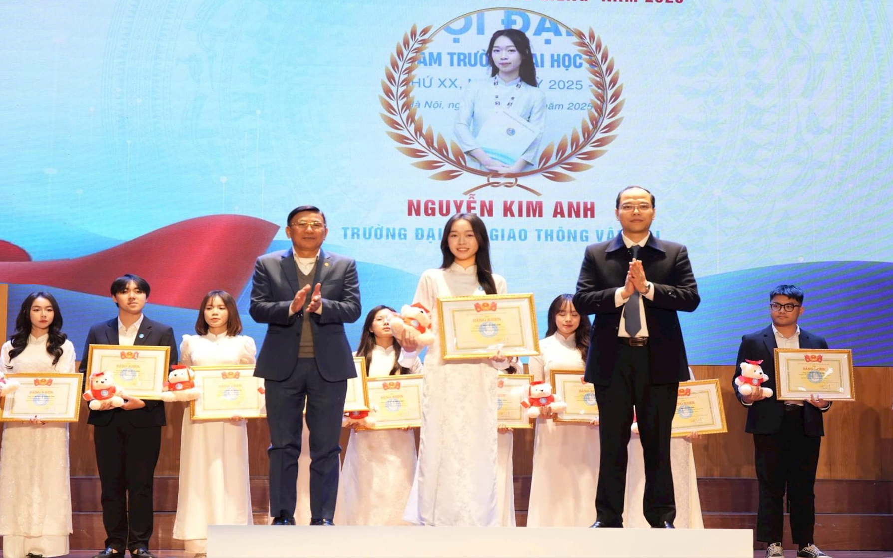 Khen thưởng danh hiệu "Sinh viên 5 tốt" cấp Trung ương.