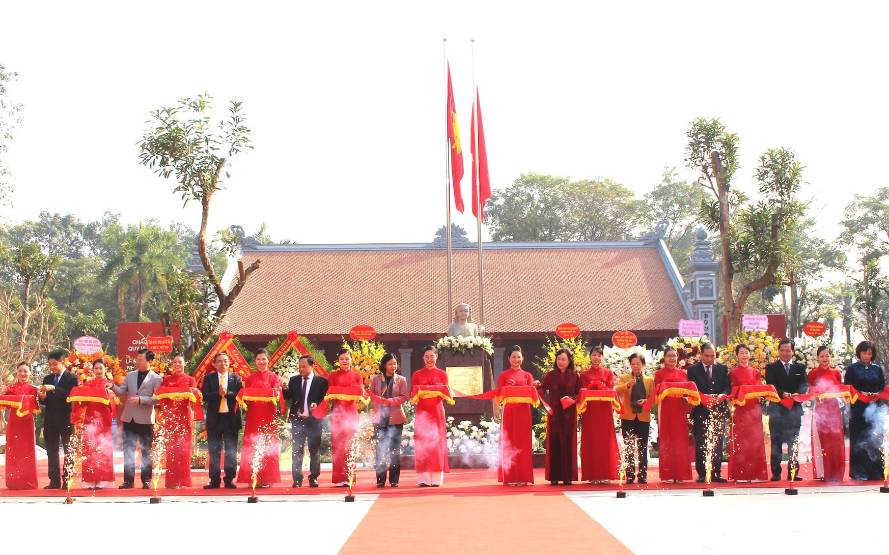 Các đồng chí lãnh đạo, đại biểu thực hiện nghi thức cắt băng khánh thành Nhà trưng bày Anh hùng Lực lượng vũ trang nhân dân Võ Thị Sáu