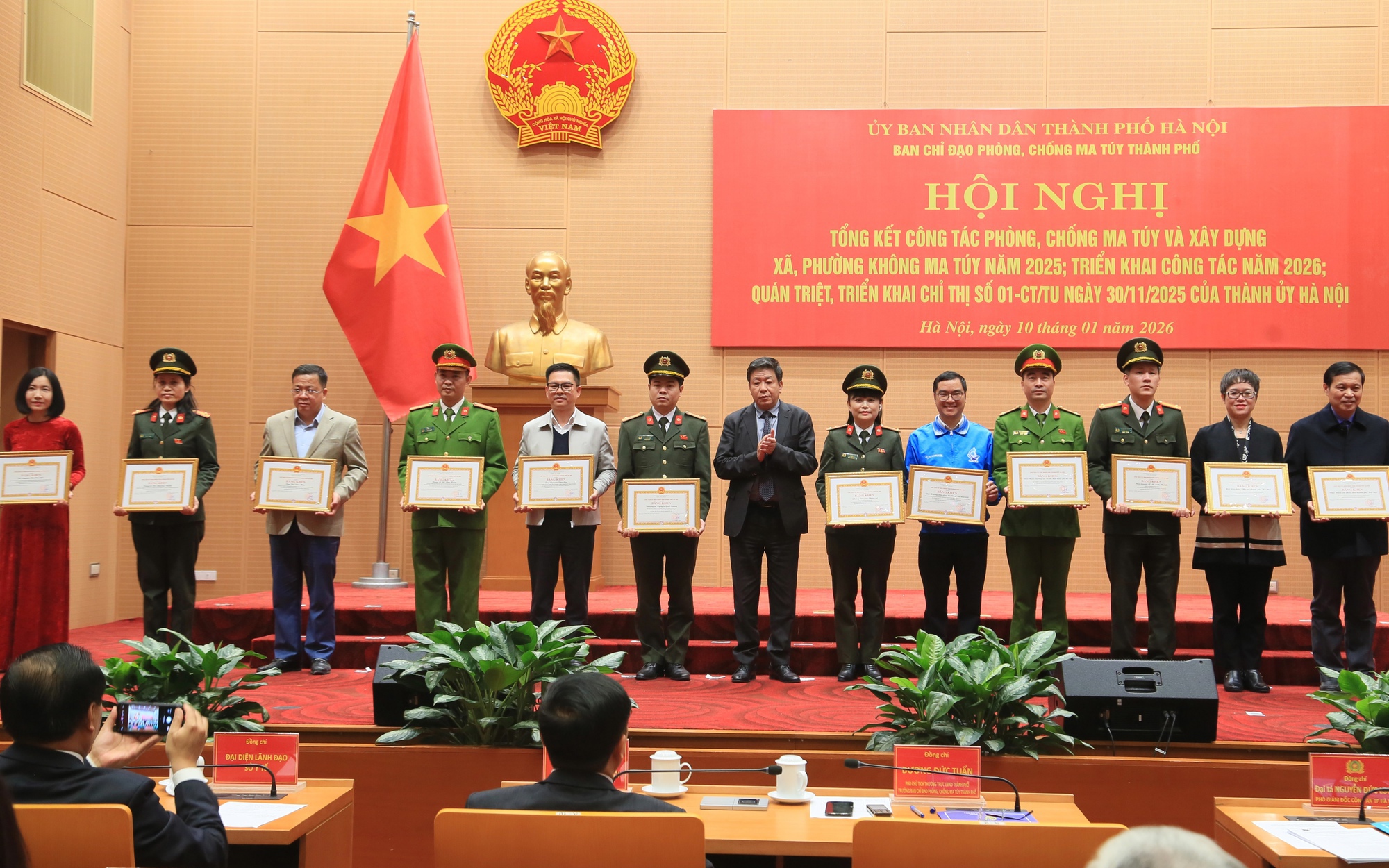 UBND thành phố Hà Nội tặng Bằng khen cho các tập thể, cá nhân có thành tích trong triển khai thực hiện Chương trình phòng, chống ma túy giai đoạn 2021-2025.