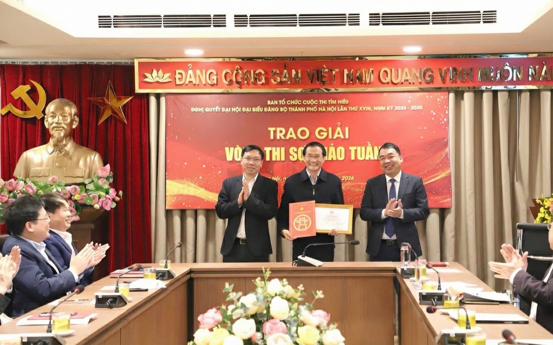 Ban Tổ chức cuộc thi trao giải Nhất cho Đảng ủy phường Cầu Giấy, đơn vị có số lượng người tham gia dự thi nhiều nhất Tuần 1 