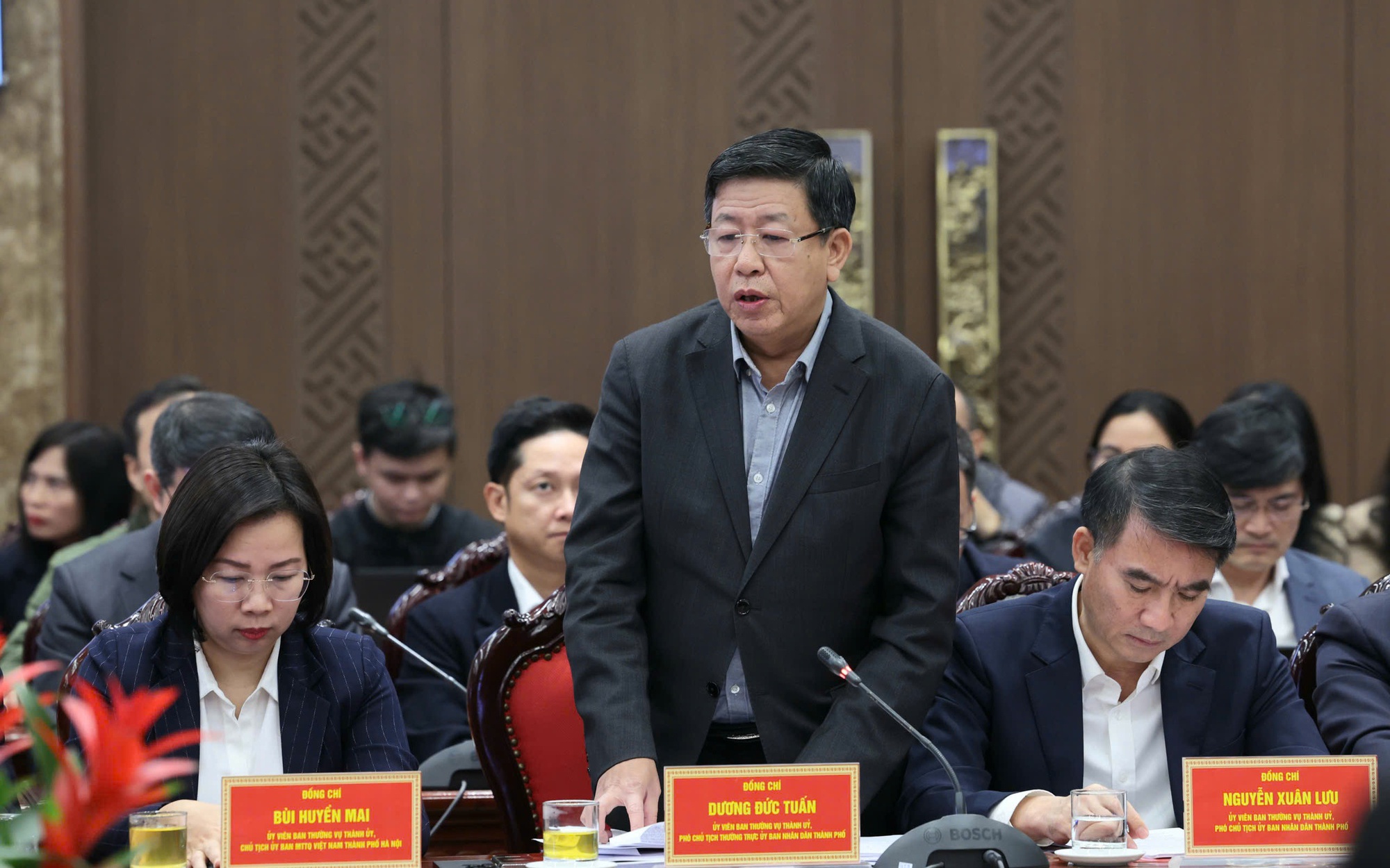 Phó Chủ tịch Thường trực UBND Thành phố Dương Đức Tuấn trình bày báo cáo