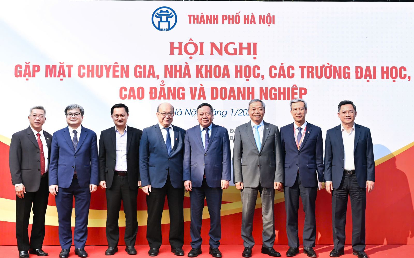 Các đồng chí lãnh đạo thành phố Hà Nội tham dự hội nghị