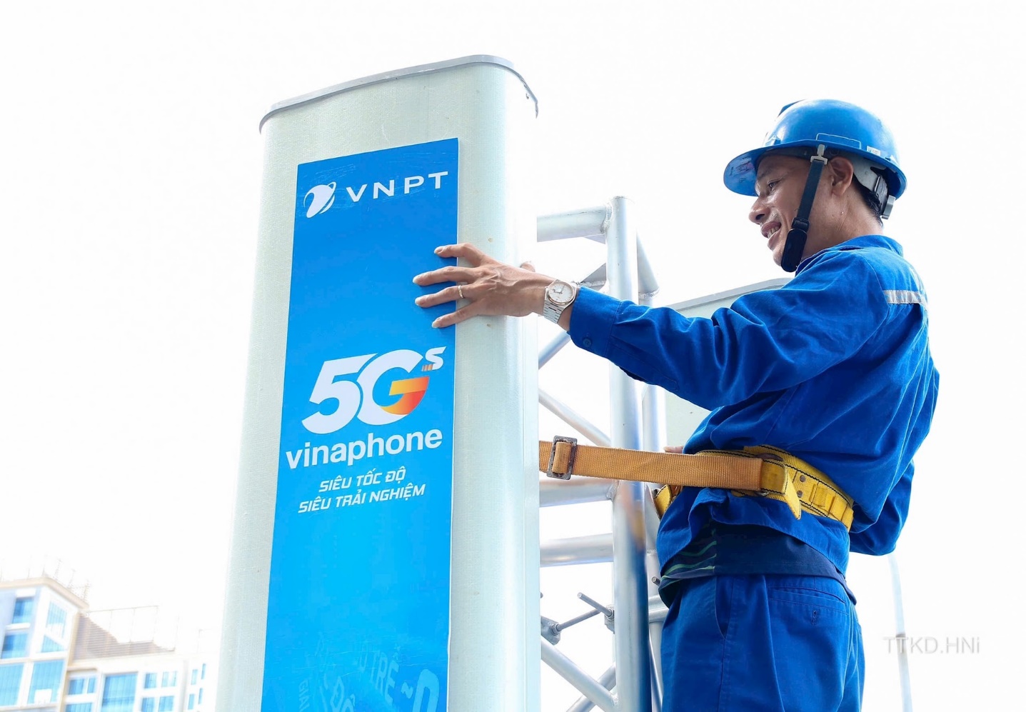 Kỹ thuật viên VNPT Hà Nội đang triển khai lắp đặt trạm BTS 5G tại khu vực Hồ Tây phục vụ các hoạt động kỷ niệm 2-9. Ảnh: Hương Lan