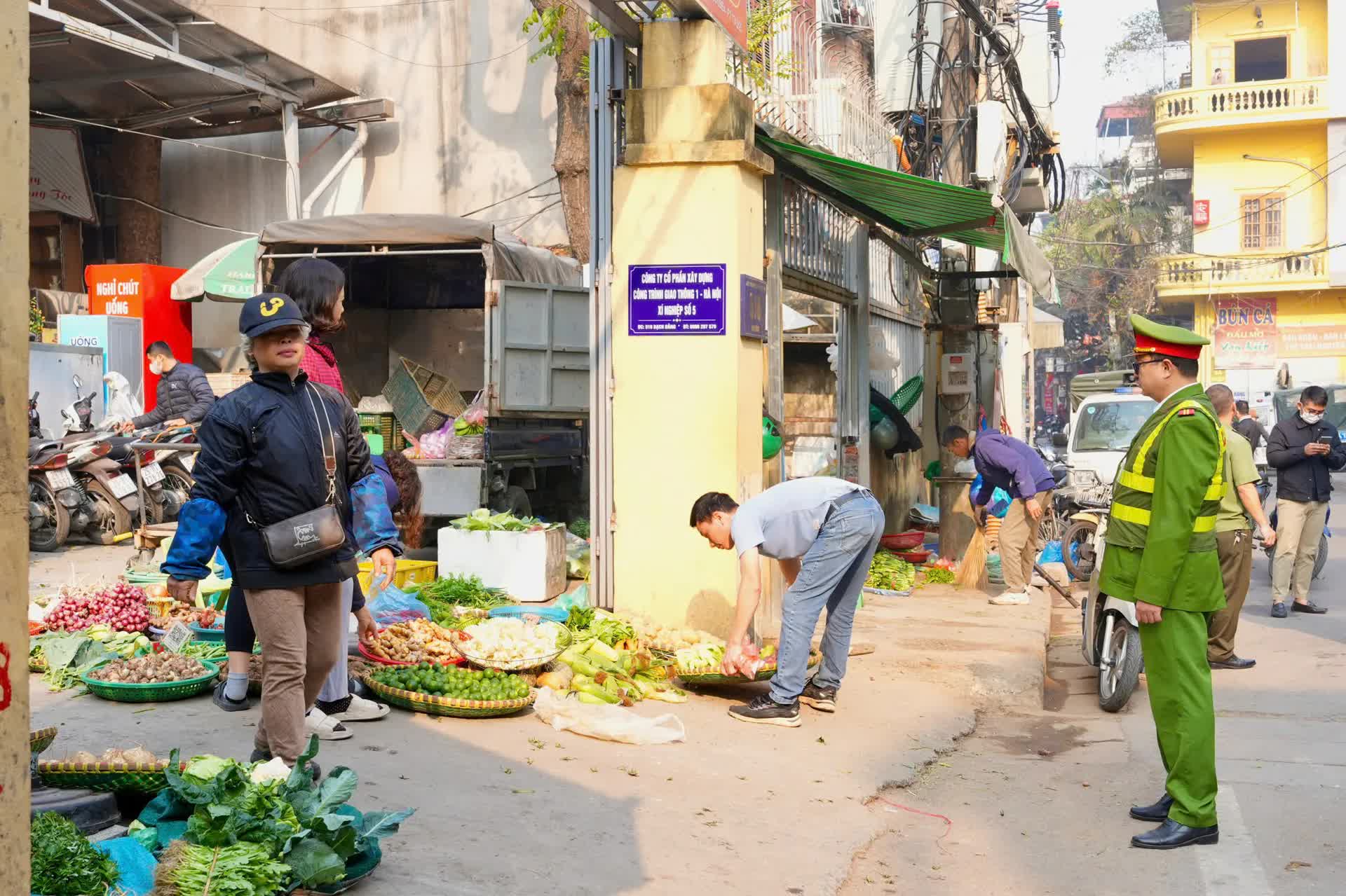 Phường Hồng Hà ra quân xóa bỏ chợ tạm, chợ cóc, lập lại trật tự đô thị, đảm bảo vệ sinh môi trường- Ảnh 6.