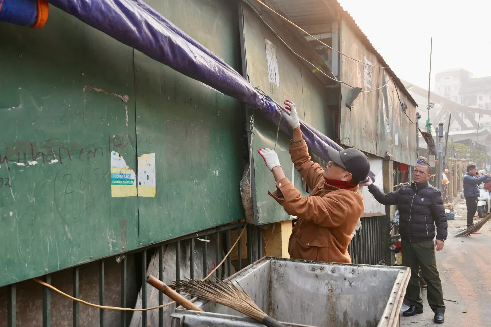 Phường Hồng Hà ra quân xóa bỏ chợ tạm, chợ cóc, lập lại trật tự đô thị, đảm bảo vệ sinh môi trường- Ảnh 5.