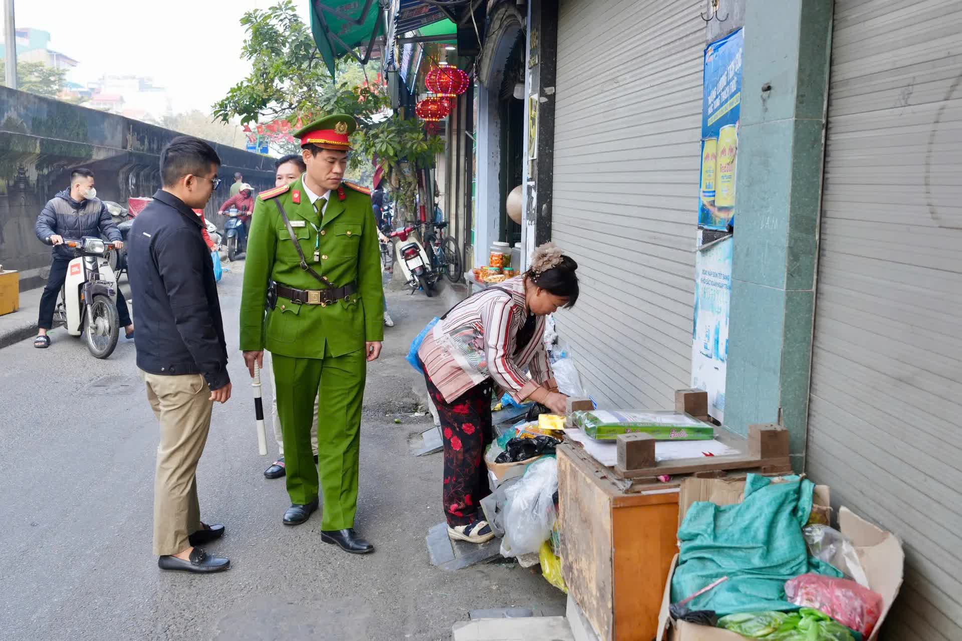 Phường Hồng Hà ra quân xóa bỏ chợ tạm, chợ cóc, lập lại trật tự đô thị, đảm bảo vệ sinh môi trường- Ảnh 4.