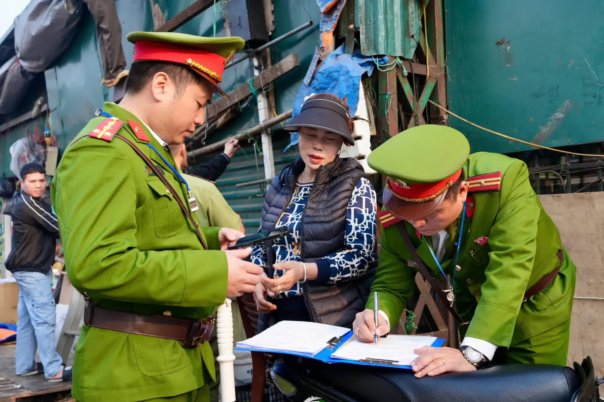 Phường Hồng Hà ra quân xóa bỏ chợ tạm, chợ cóc, lập lại trật tự đô thị, đảm bảo vệ sinh môi trường- Ảnh 3.