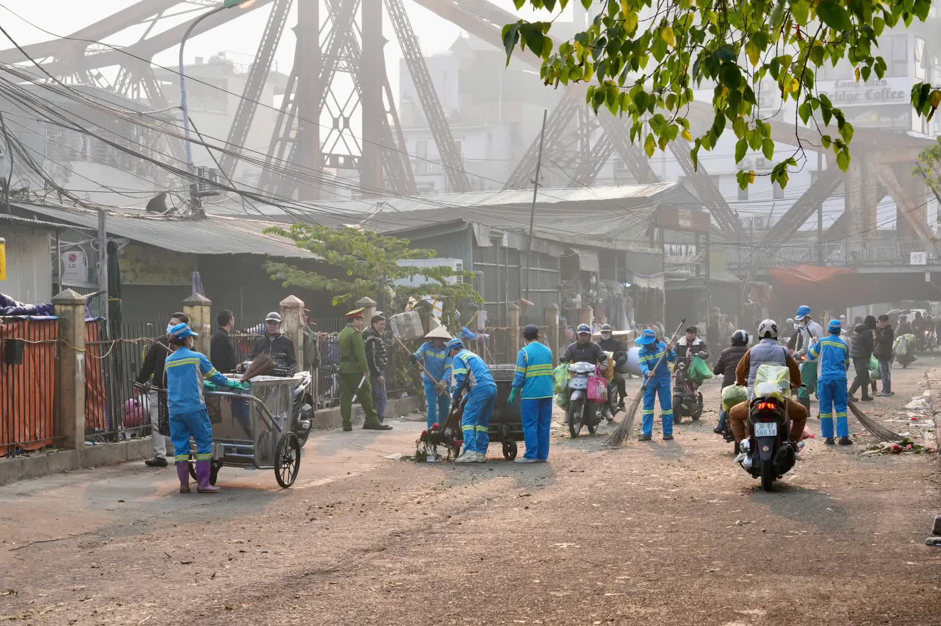 Phường Hồng Hà ra quân xóa bỏ chợ tạm, chợ cóc, lập lại trật tự đô thị, đảm bảo vệ sinh môi trường- Ảnh 7.