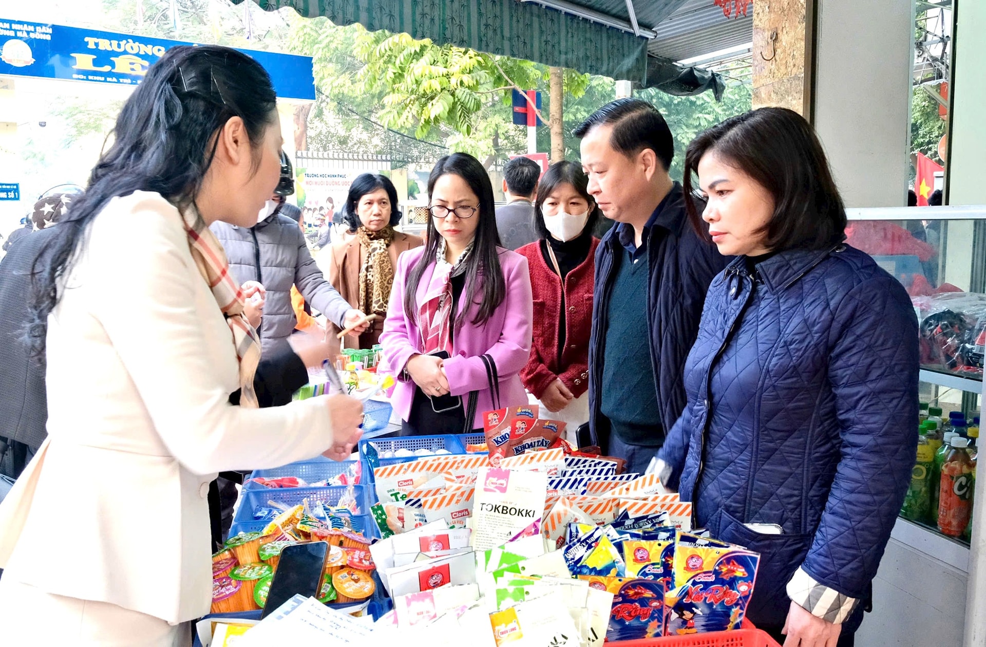 Giám sát việc chấp hành các quy định của pháp luật về an toàn thực phẩm tại phường Hà Đông- Ảnh 3.