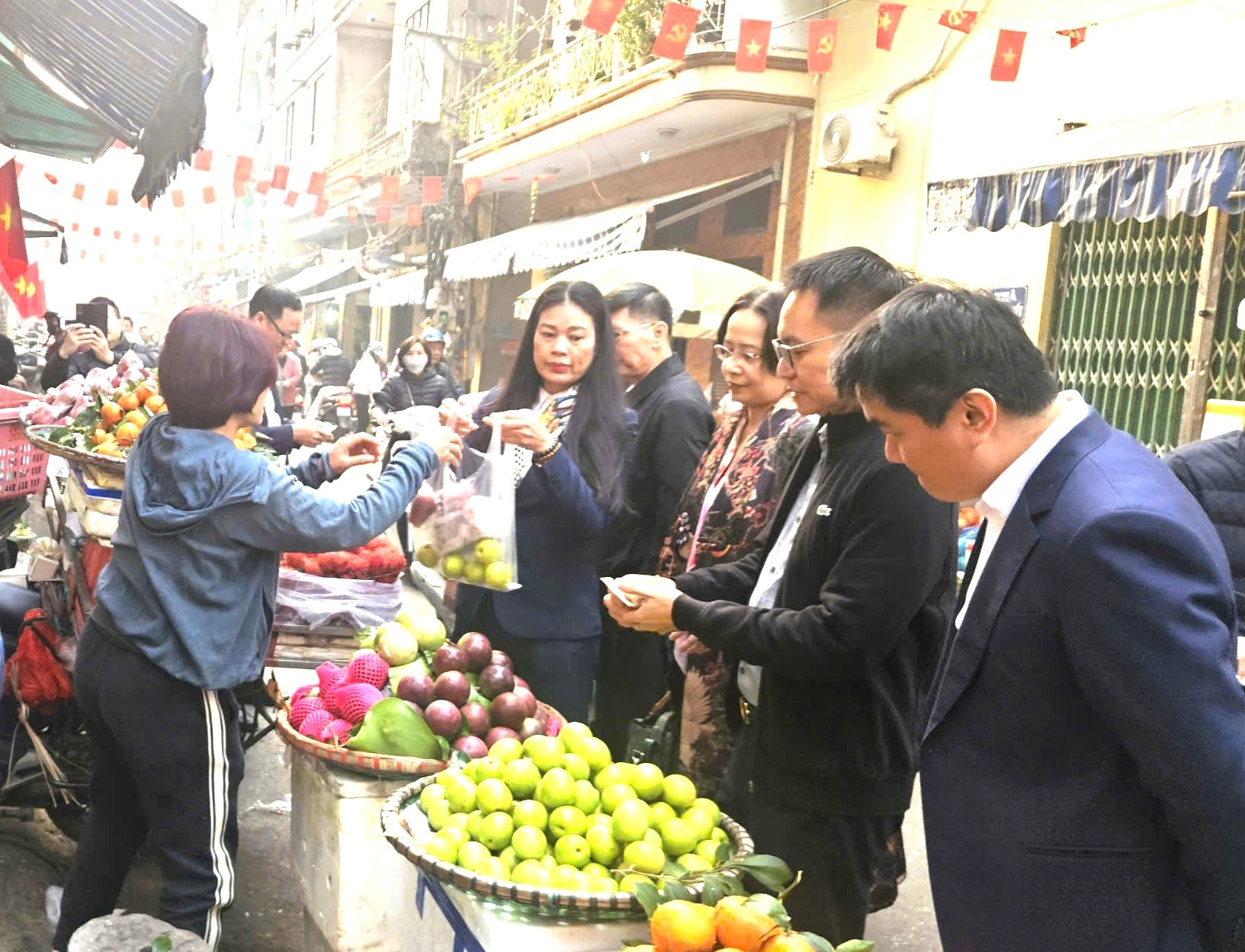 Giám sát việc chấp hành các quy định của pháp luật về an toàn thực phẩm tại phường Hà Đông- Ảnh 2.