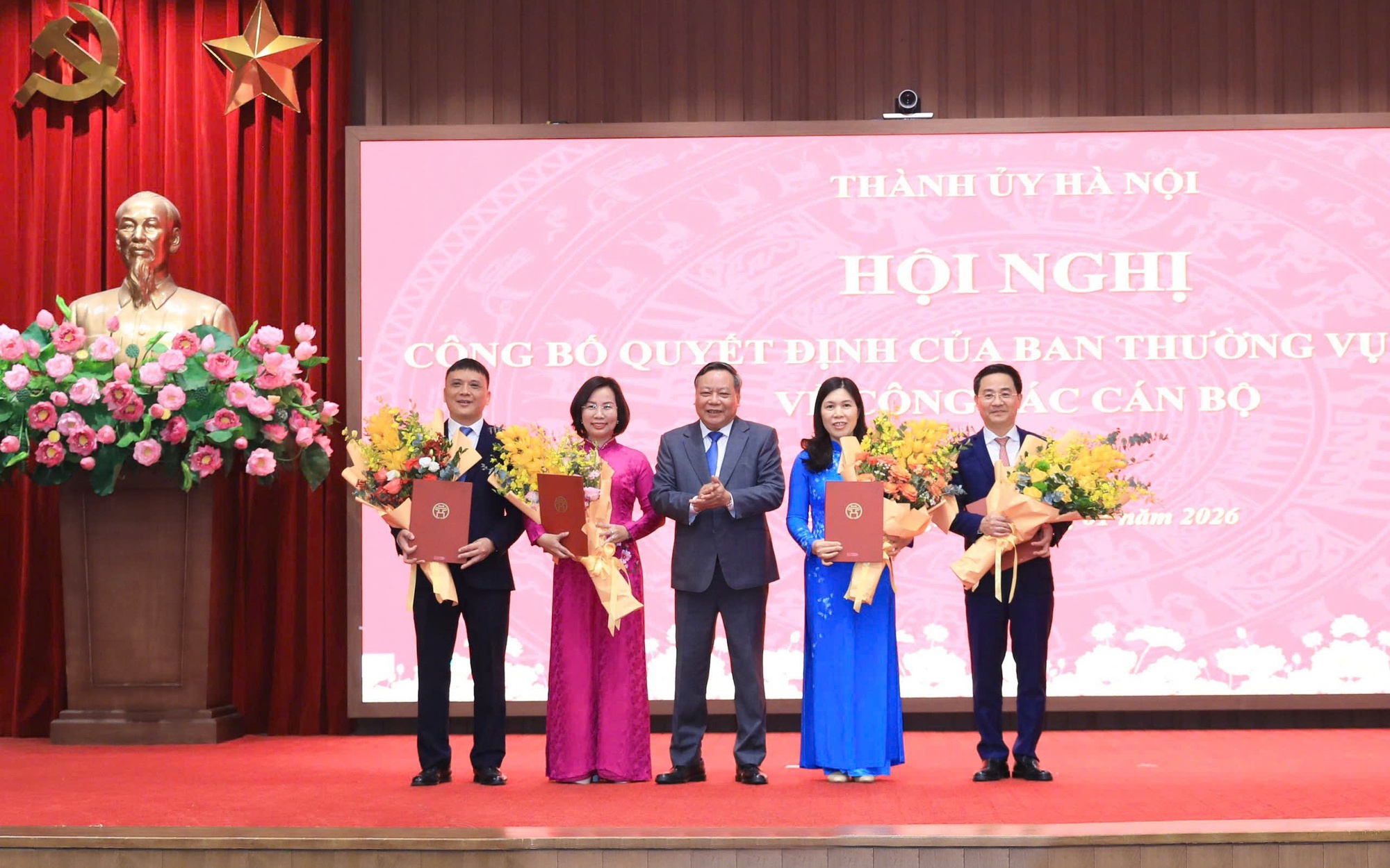 Phó Bí thư Thường trực Thành ủy Nguyễn Văn Phong trao quyết định và tặng hoa chúc mừng các đồng chí được nhận nhiệm vụ mới