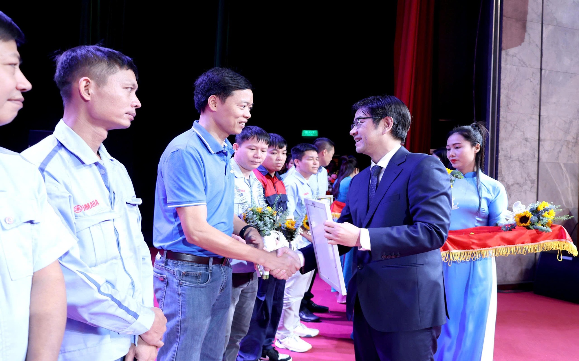 Phong trào thi đua tập trung động viên đoàn viên, CNVCLĐ phát huy tinh thần năng động, sáng tạo; tích cực thi đua lao động giỏi, lao động sáng tạo.