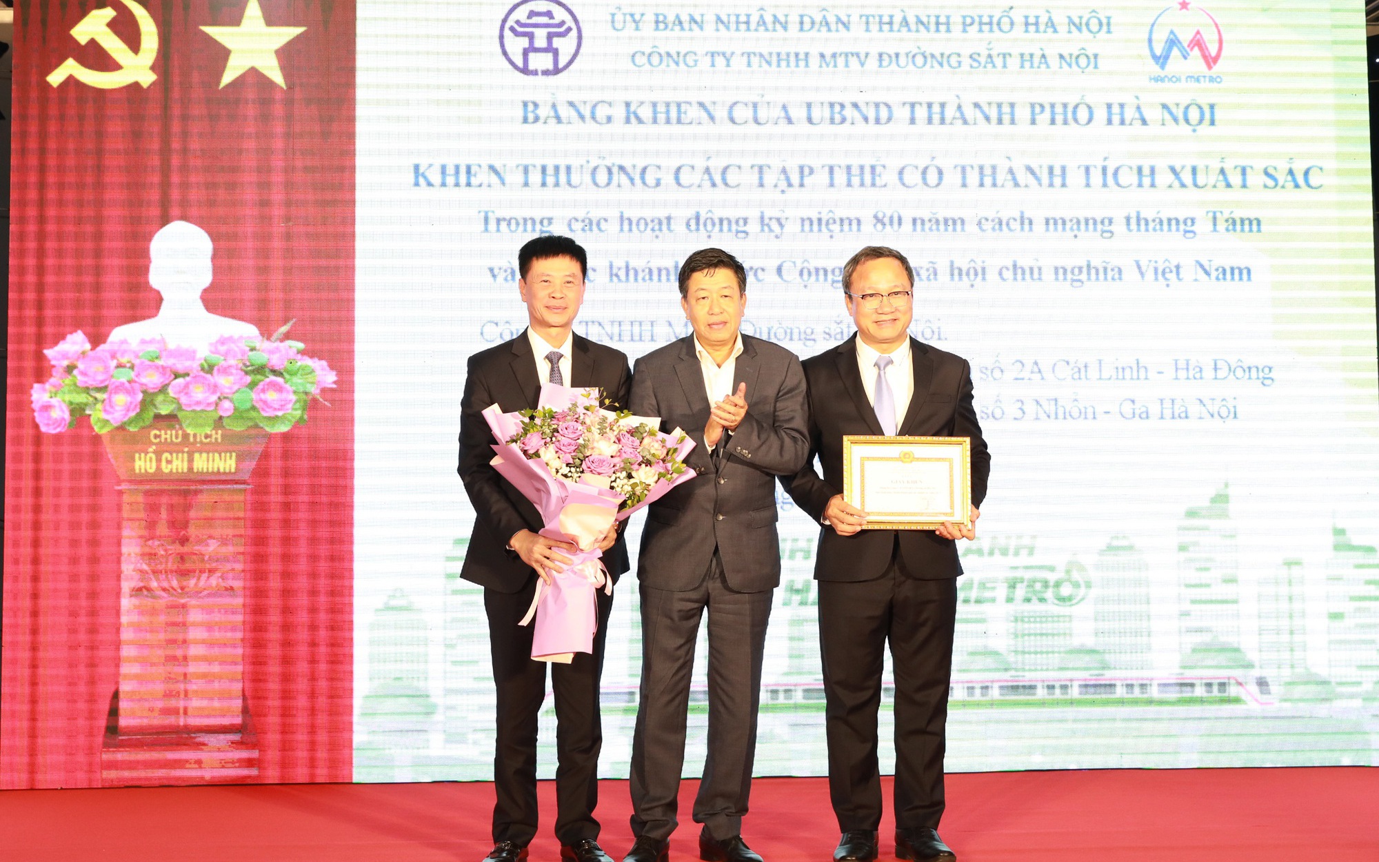 Phó Chủ tịch Thường trực UBND Thành phố Dương Đức Tuấn trao Giấy khen tổ chức cơ sở Đảng "Hoàn thành xuất sắc nhiệm vụ năm 2025" tặng Đảng bộ Công ty TNHH MTV đường sắt Hà Nội