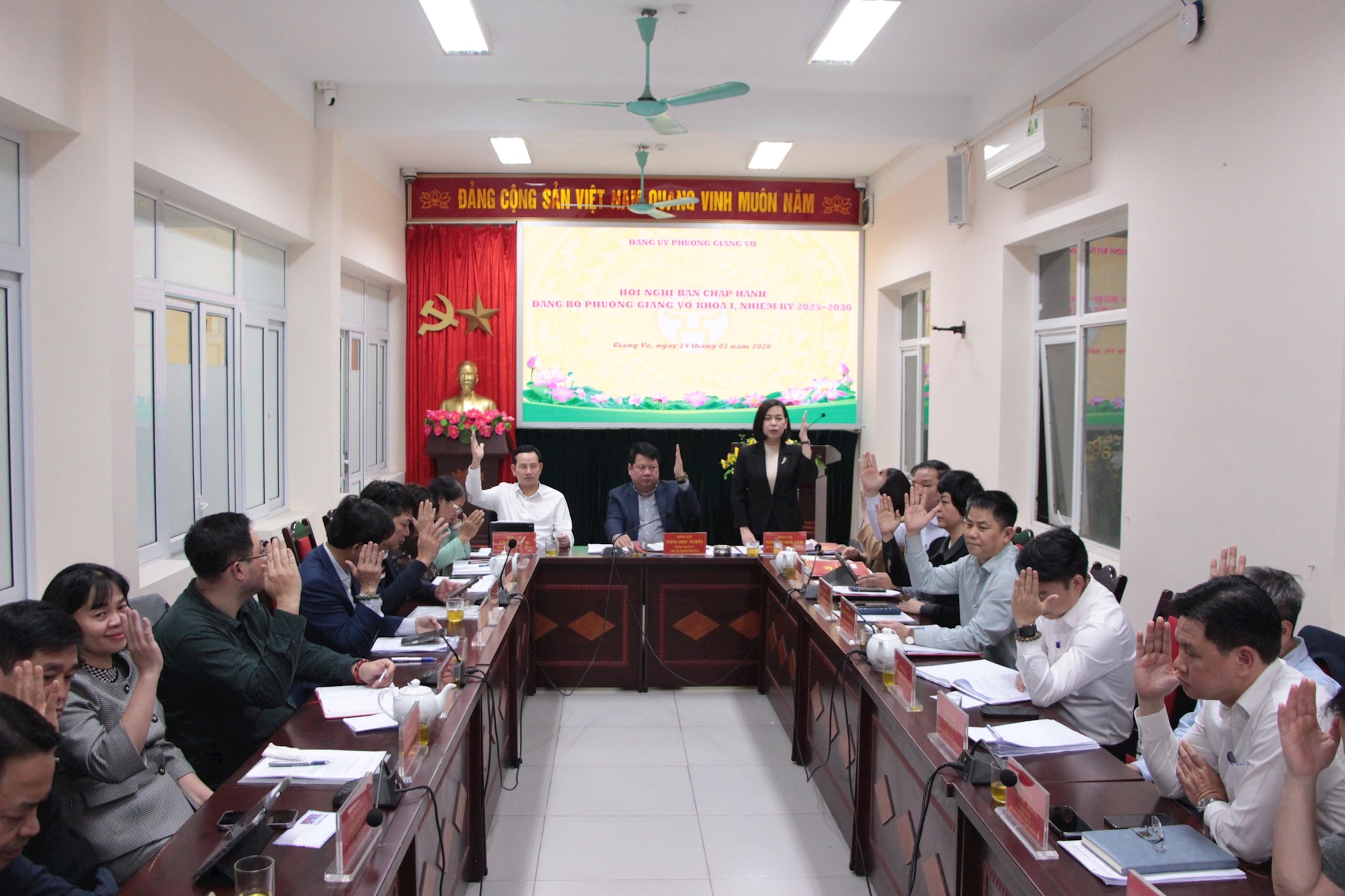 لجنة الحزب في حي جيانغ فو تستعرض 7 برامج عمل للفترة بأكملها - الصورة 1. Đảng bộ phường Giảng Võ xem xét 7 chương trình công tác toàn khóa- Ảnh 1.