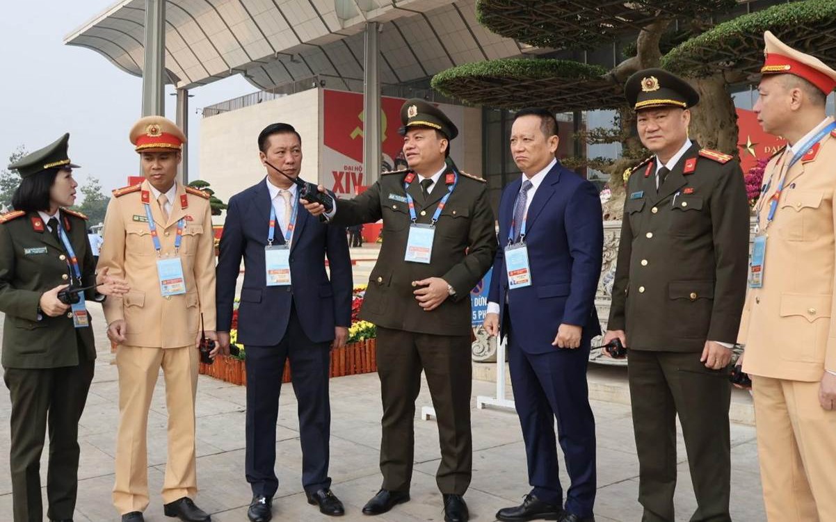 Đại tá Nguyễn Tiến Đạt - Phó Giám đốc CATP (giữa) và Thiếu tướng Nguyễn Thanh Hùng - Tư lệnh Bộ Tư lệnh Cảnh vệ - Bộ Công an kiểm tra, chỉ đạo phương án diễn tập. (Ảnh: CATP)