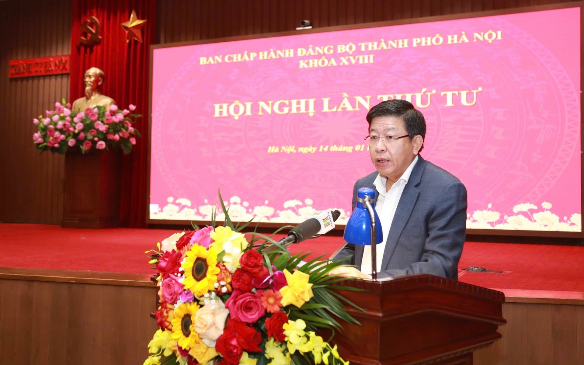  Phó Chủ tịch Thường trực UBND Thành phố Dương Đức Tuấn báo cáo tại Hội nghị