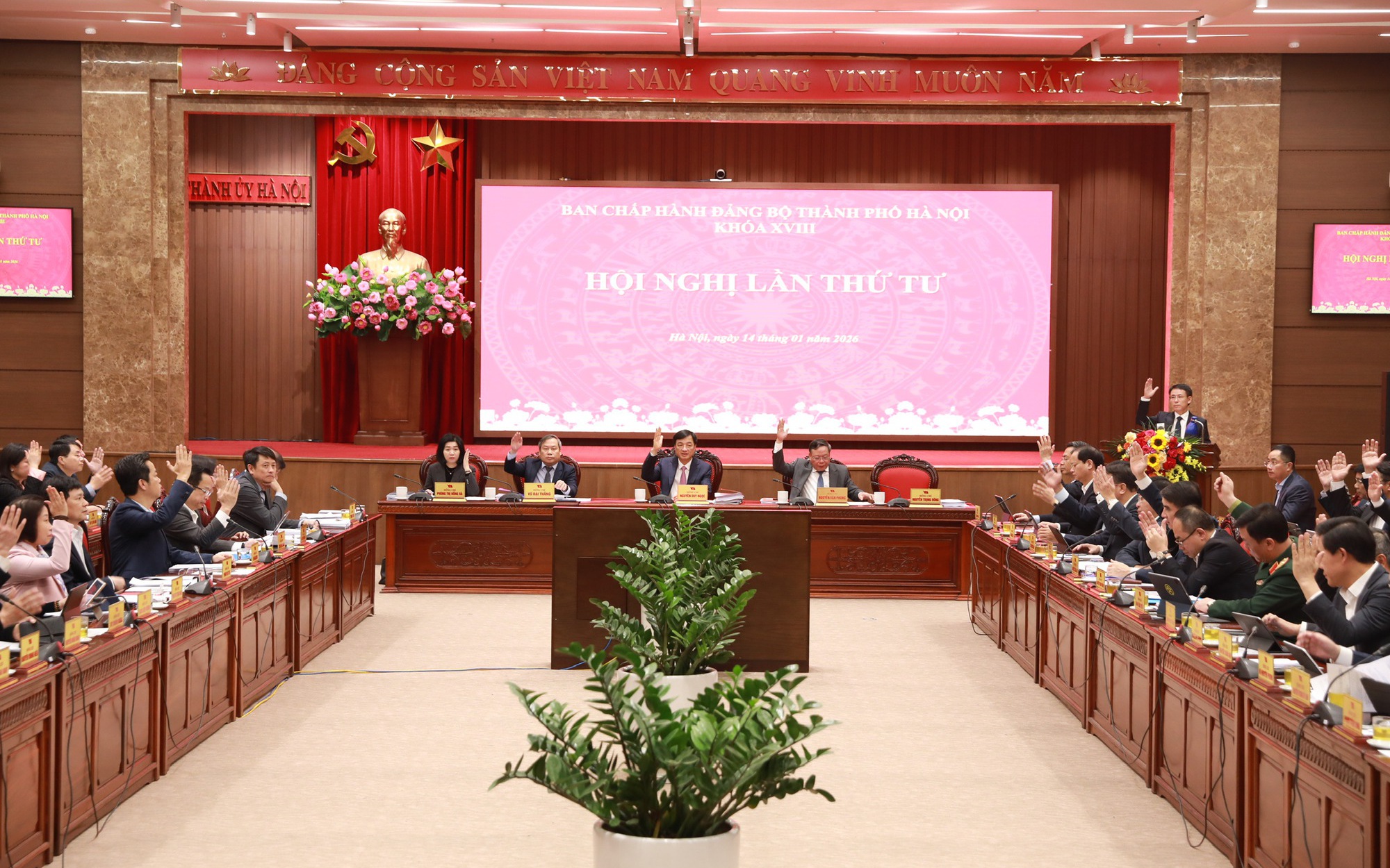 Các đại biểu biểu quyết thông qua nội dung, chương trình Hội nghị