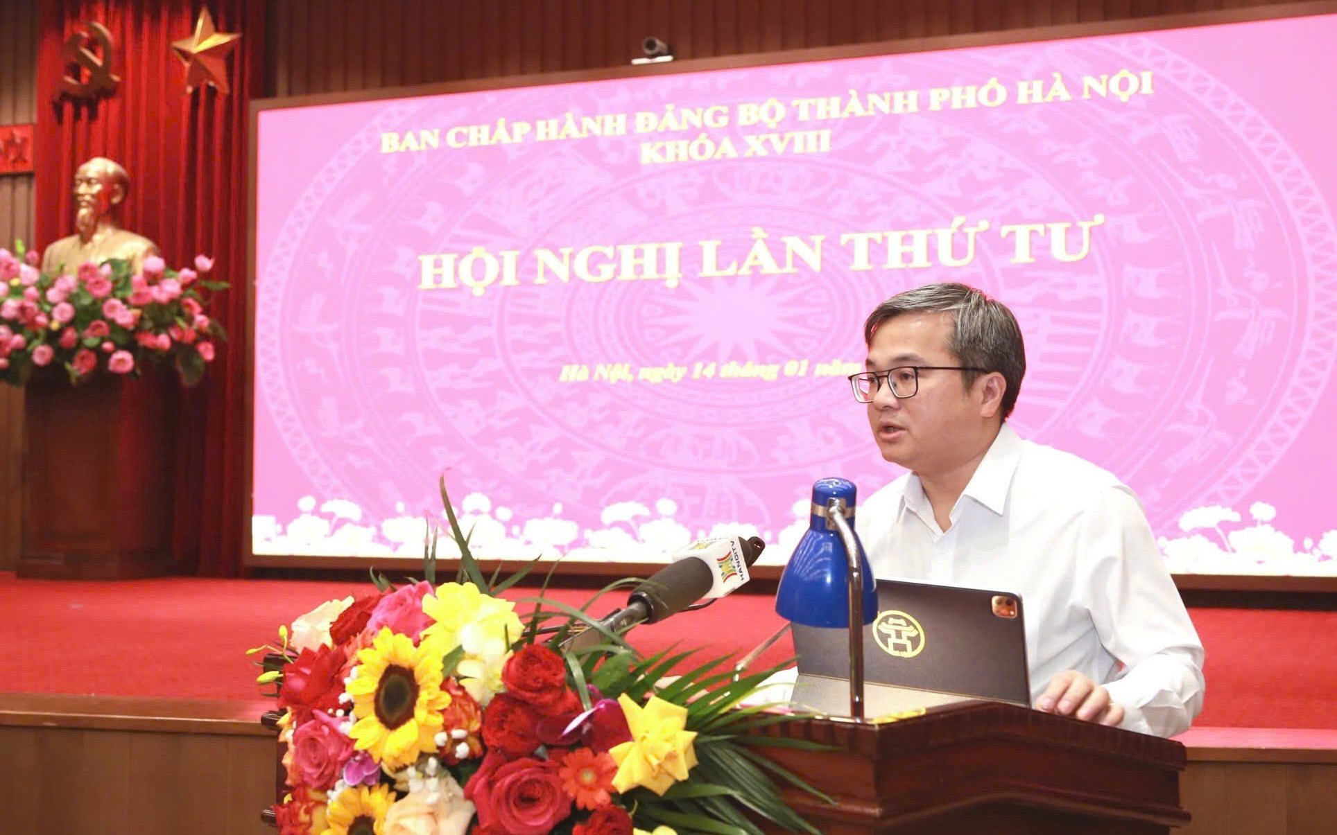 Phó Chủ tịch UBND Thành phố Trương Việt Dũng báo cáo tại Hội nghị