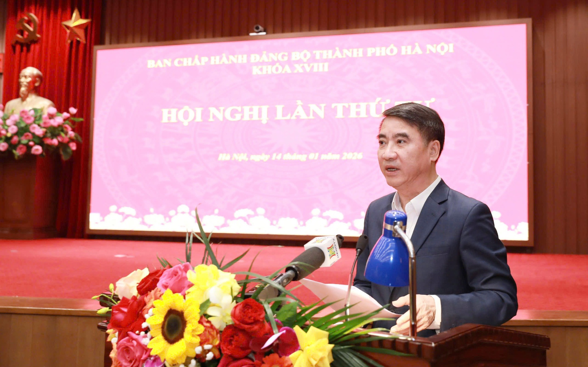 Phó Chủ tịch UBND thành phố Hà Nội Nguyễn Xuân Lưu báo cáo tại Hội nghị