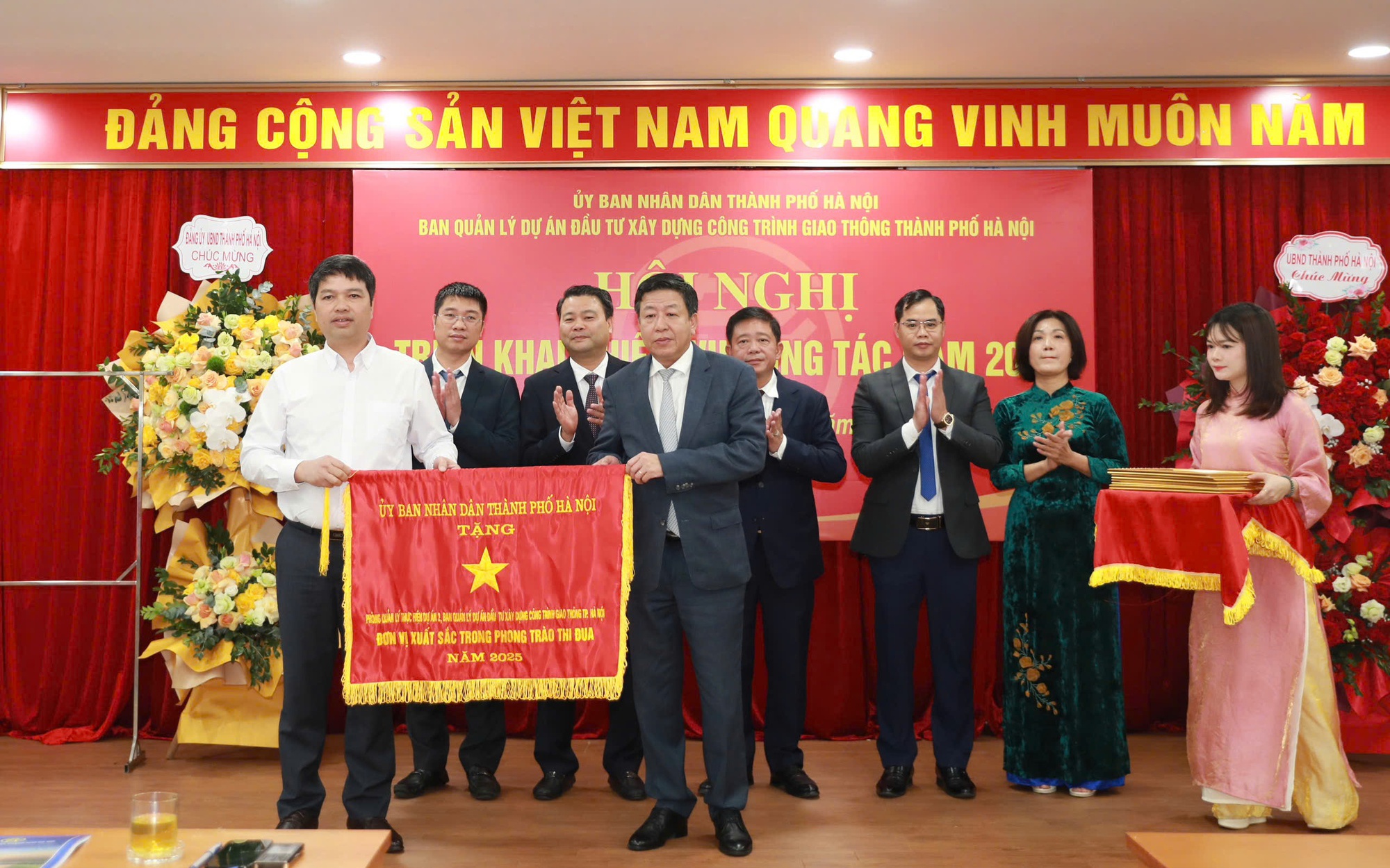 Phó Chủ tịch Thường trực UBND Thành phố Dương Đức Tuấn trao Cờ đơn vị xuất sắc trong phong trào thi đua năm 2025 cho Ban Quản lý dự án đầu tư xây dựng công trình giao thông Thành phố.