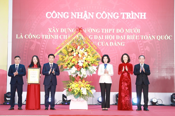 Hanoi honors Do Muoi High School as National Party Congress project- Ảnh 2.