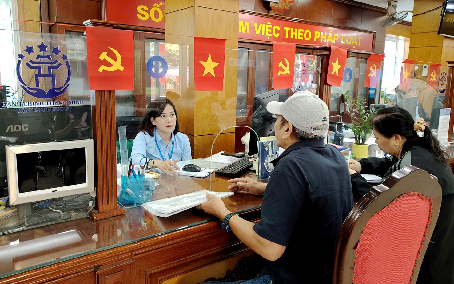 Công chức Điểm phục vụ hành chính công phường Thanh Xuân nỗ lực giải quyết TTHC cho công dân