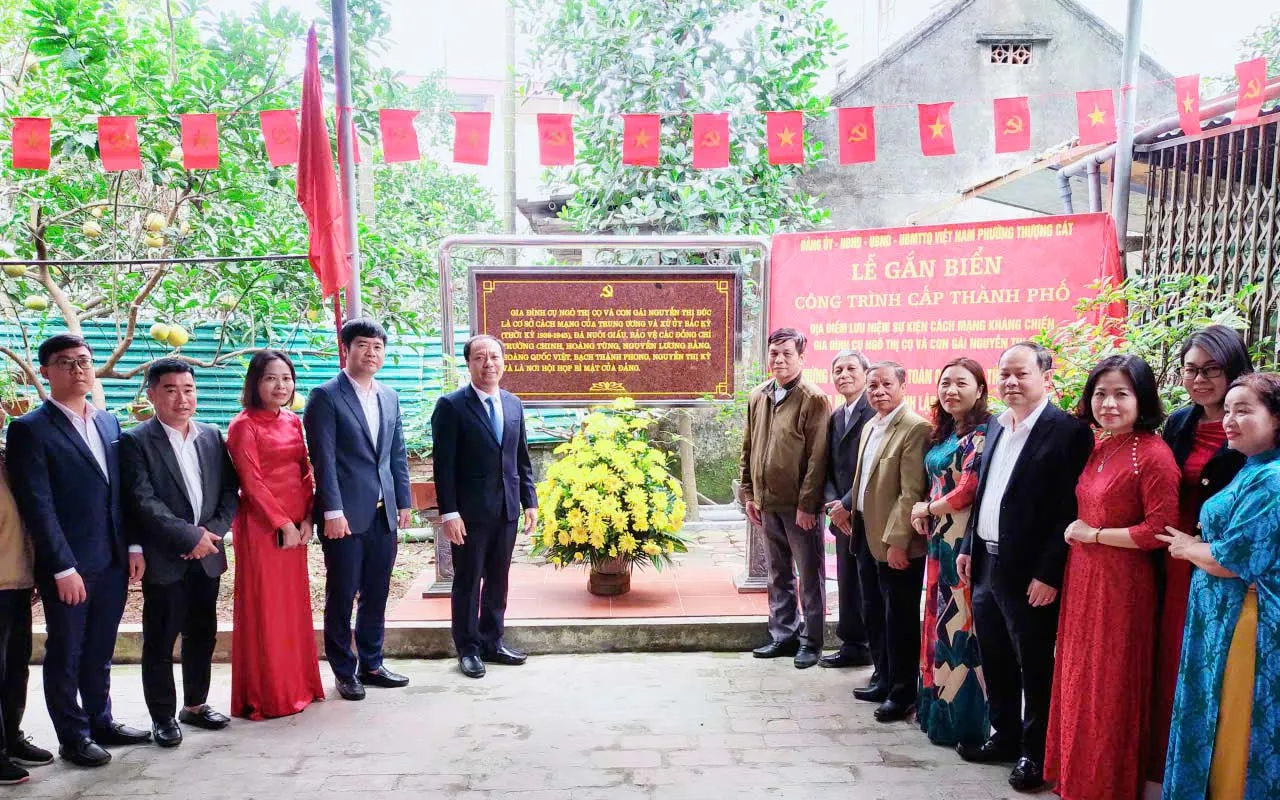 Lãnh đạo phường Thượng Cát cùng các đại biểu và gia đình cụ Ngô Thị Cọ và con gái Nguyễn Thị Đúc, TDP Thượng Cát 3