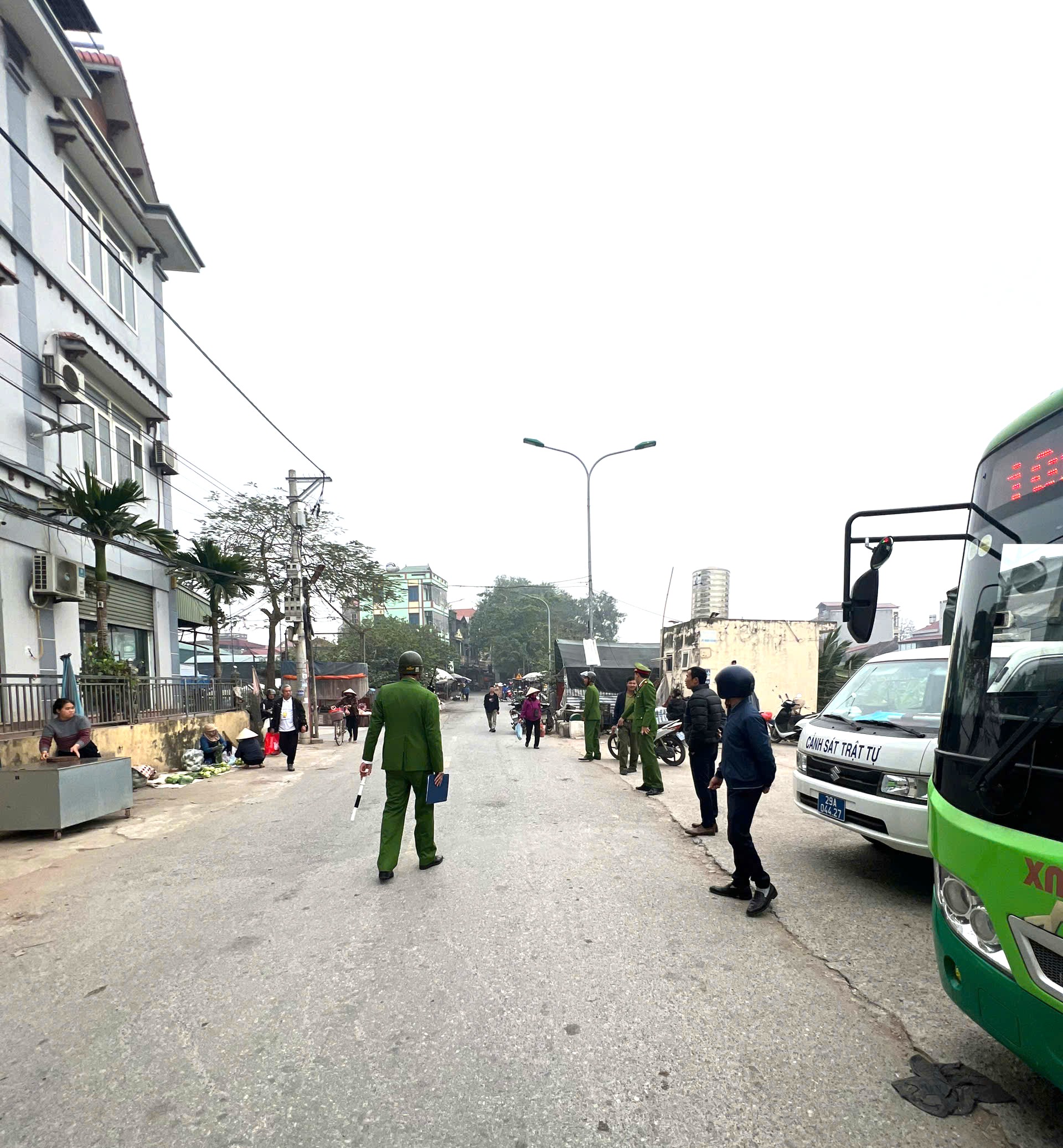 Xã Đại Xuyên: Quyết liệt xóa bỏ chợ cóc, chợ tạm - lập lại trật tự đô thị- Ảnh 4.