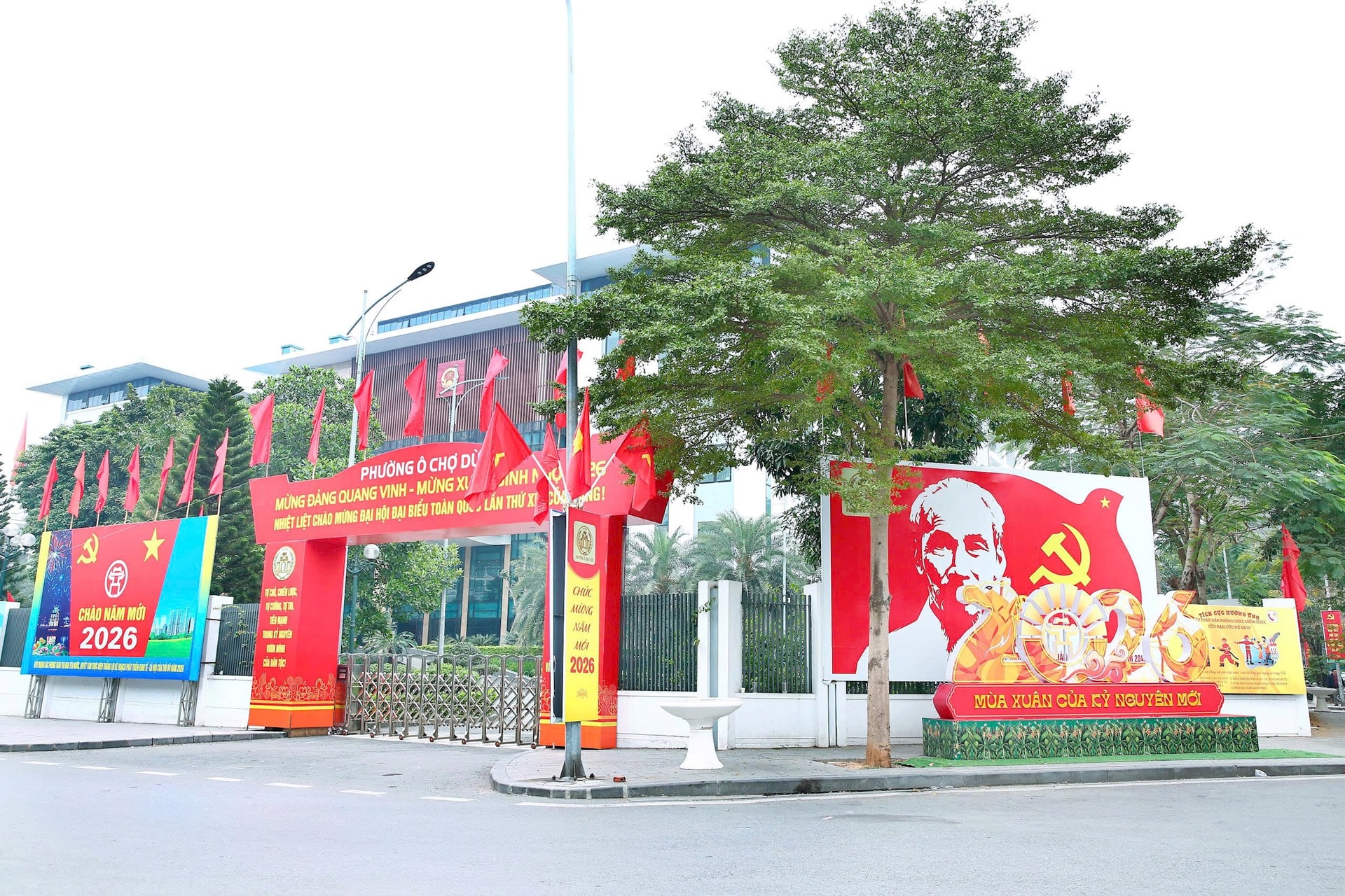 Ô Chợ Dừa rực rỡ sắc đỏ chào mừng Đại hội đại biểu toàn quốc lần thứ XIV của Đảng- Ảnh 1.