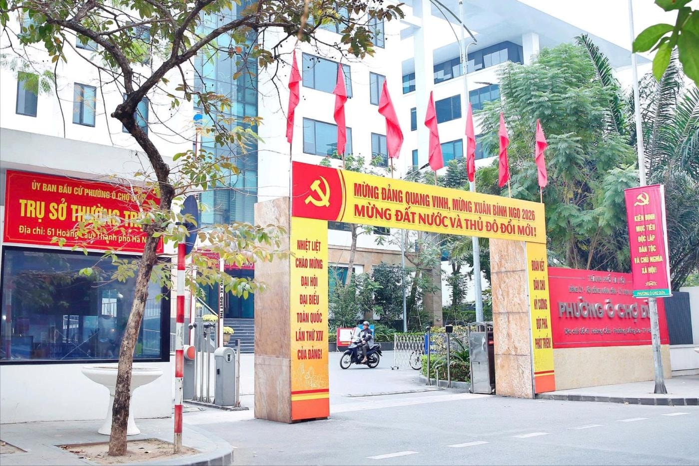 Ô Chợ Dừa rực rỡ sắc đỏ chào mừng Đại hội đại biểu toàn quốc lần thứ XIV của Đảng- Ảnh 10.