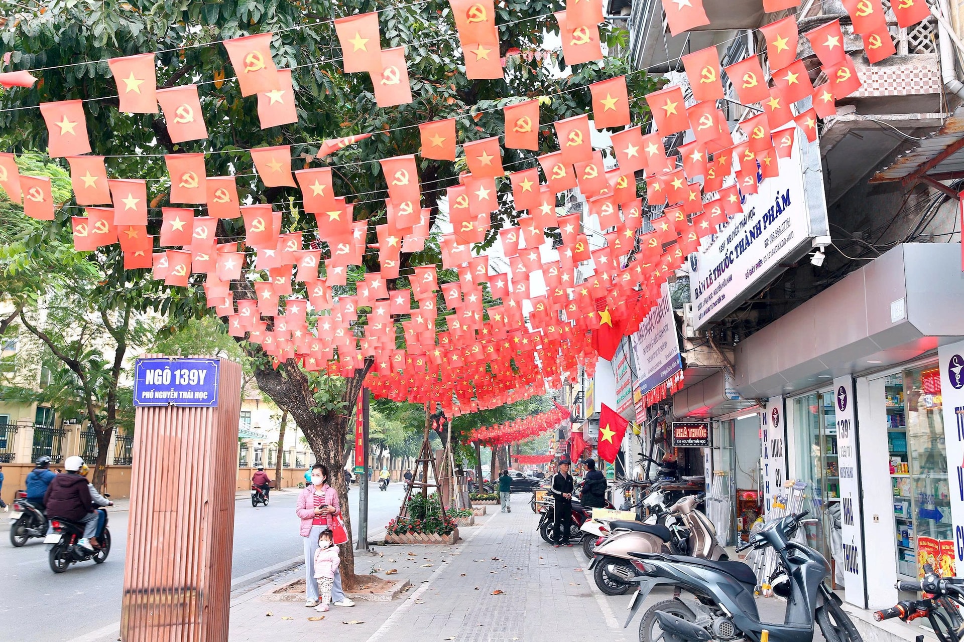 Ô Chợ Dừa rực rỡ sắc đỏ chào mừng Đại hội đại biểu toàn quốc lần thứ XIV của Đảng- Ảnh 11.