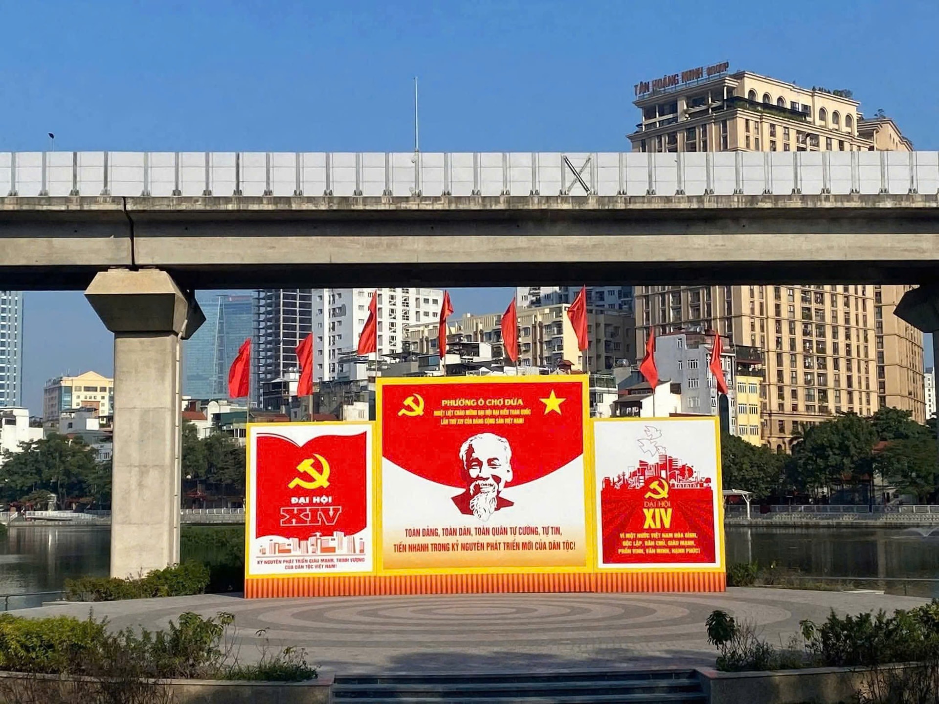 Ô Chợ Dừa rực rỡ sắc đỏ chào mừng Đại hội đại biểu toàn quốc lần thứ XIV của Đảng- Ảnh 2.