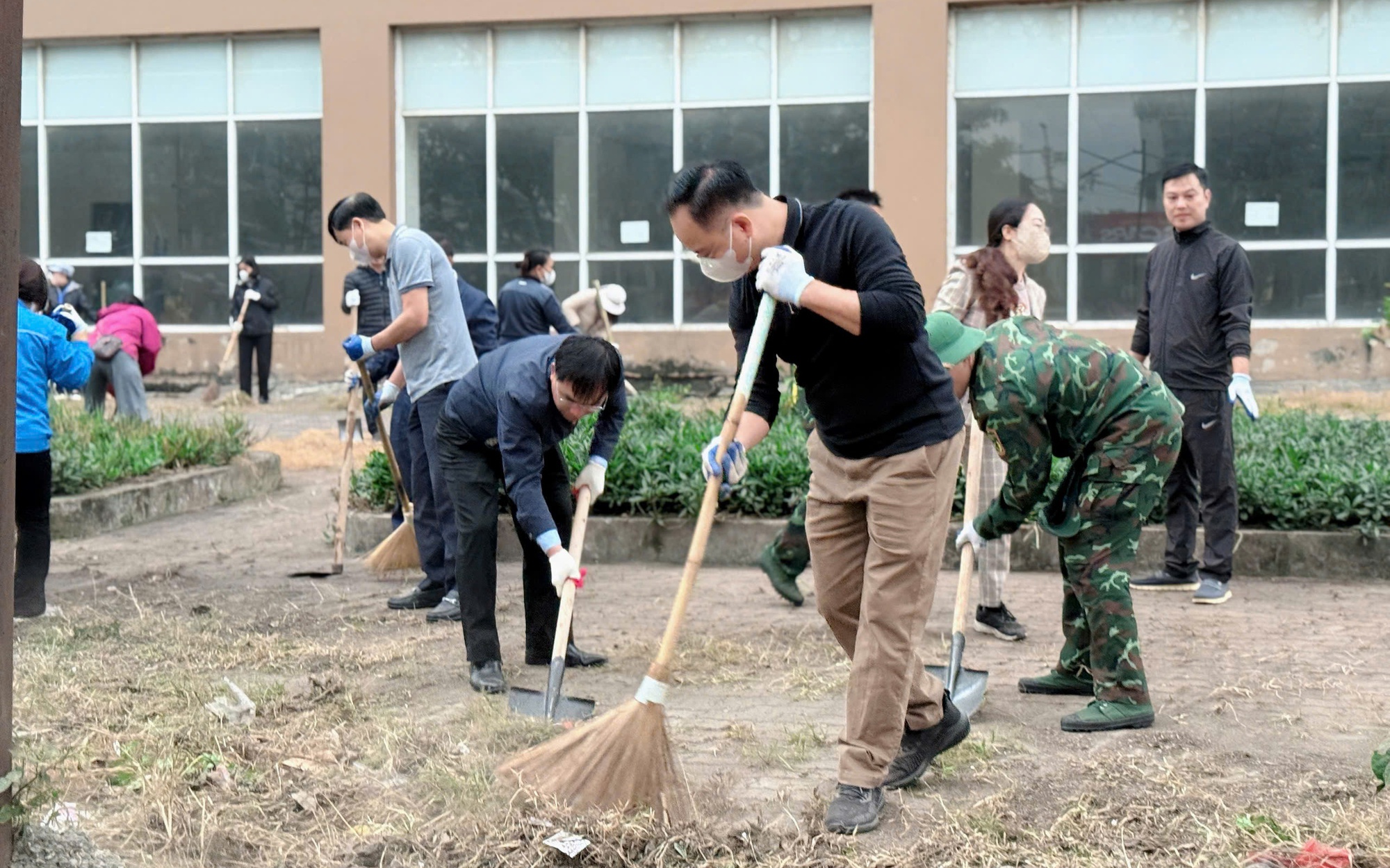 شارك المسؤولون وسكان حي توونغ ماي في حملة تنظيف عامة لمنطقة بحيرة فينه هوانغ. Cán bộ và nhân dân phường Tương Mai tham gia tổng vệ sinh khu vực hồ Vĩnh Hoàng