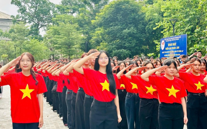 Các bạn trẻ tham gia lễ chào cờ "Tôi yêu Tổ quốc tôi"