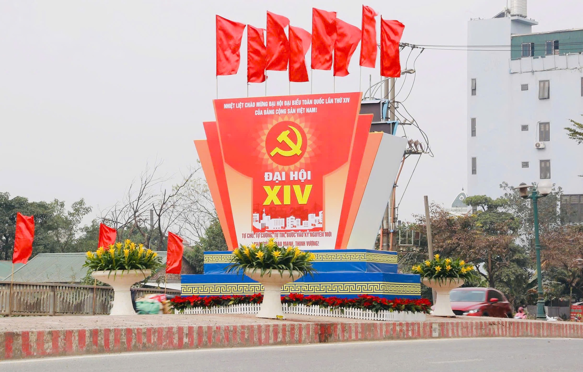 Rực rỡ cờ hoa chào mừng Đại hội Đảng toàn quốc lần thứ XIV- Ảnh 1.