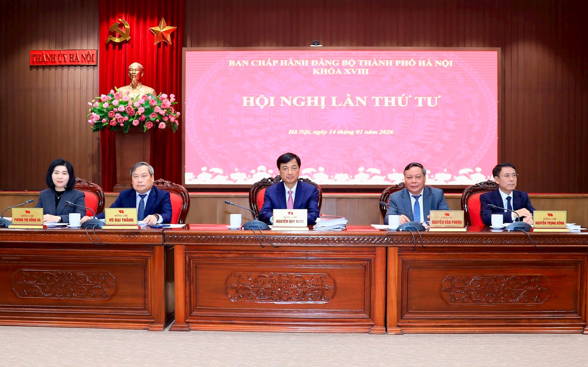 Bí thư Thành ủy Hà Nội Nguyễn Duy Ngọc và các đồng chí Thường trực Thành ủy chủ trì Hội nghị