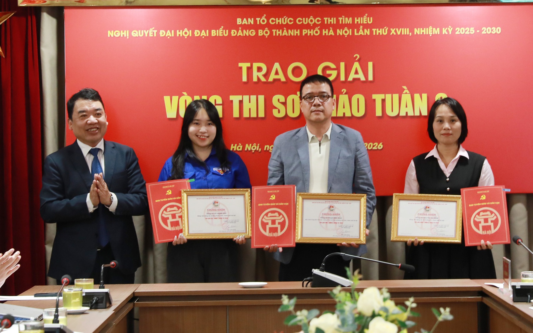 Phó Trưởng ban Tuyên giáo và Dân vận Thành ủy Đào Xuân Dũng trao giải cho các cá nhân đạt thành tích xuất sắc tuần 2