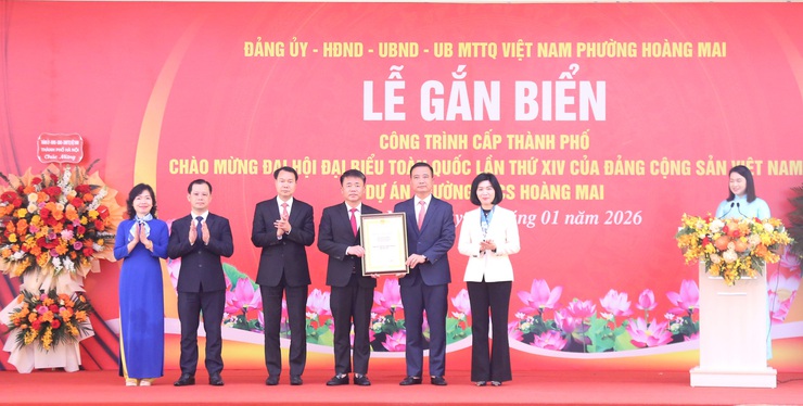 Hanoi recognizes Hoang Mai Secondary School as city-level project for Party Congress celebration- Ảnh 2.
