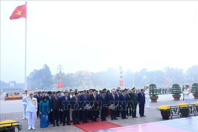 Các đại biểu dự Đại hội đại biểu toàn quốc lần thứ XIV của Đảng viếng Chủ tịch Hồ Chí Minh- Ảnh 2.
