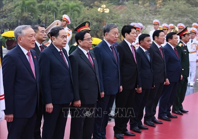 Các đại biểu dự Đại hội đại biểu toàn quốc lần thứ XIV của Đảng viếng Chủ tịch Hồ Chí Minh- Ảnh 4.