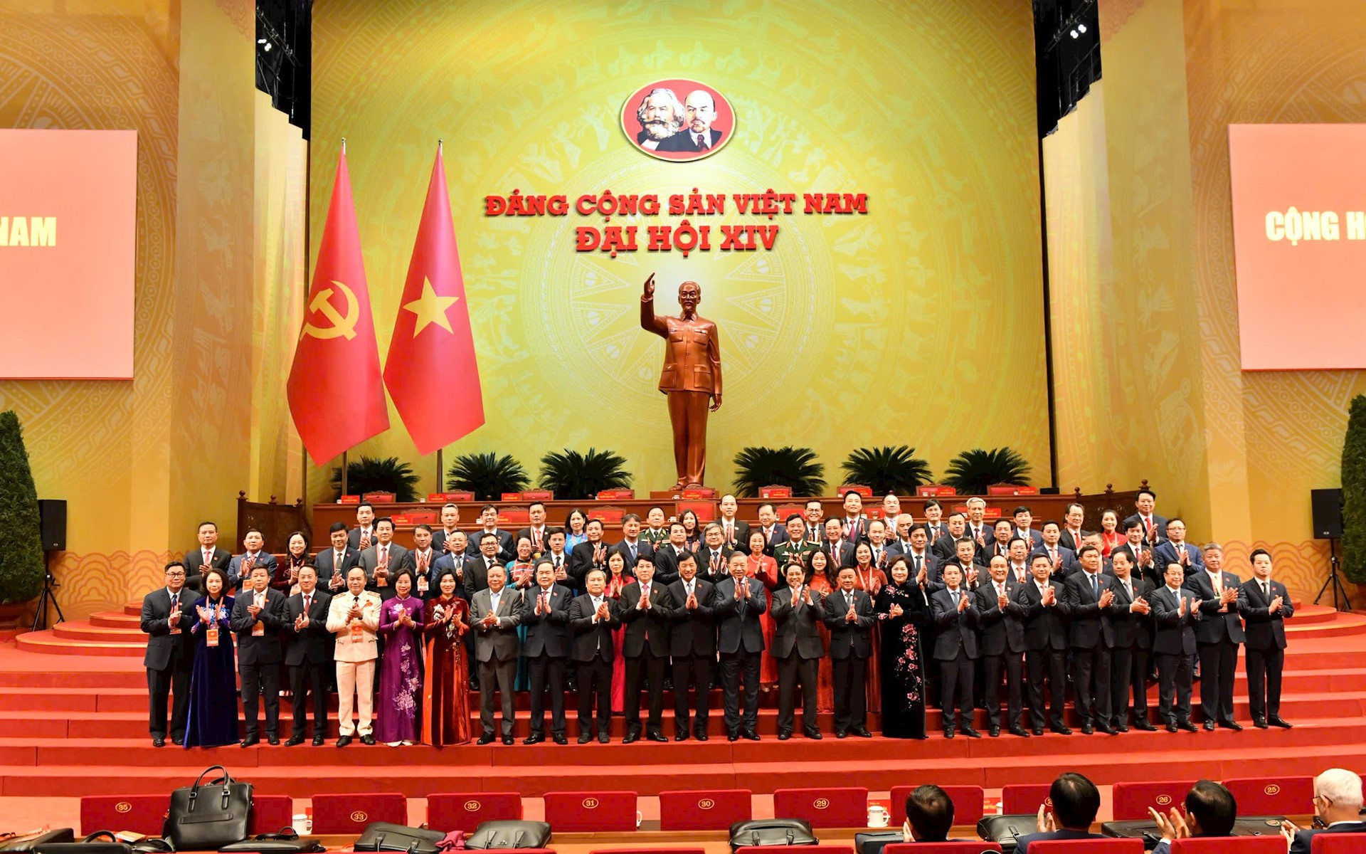 Các đồng chí lãnh đạo Đảng, Nhà nước với Đoàn đại biểu Đảng bộ Thủ đô Hà Nội