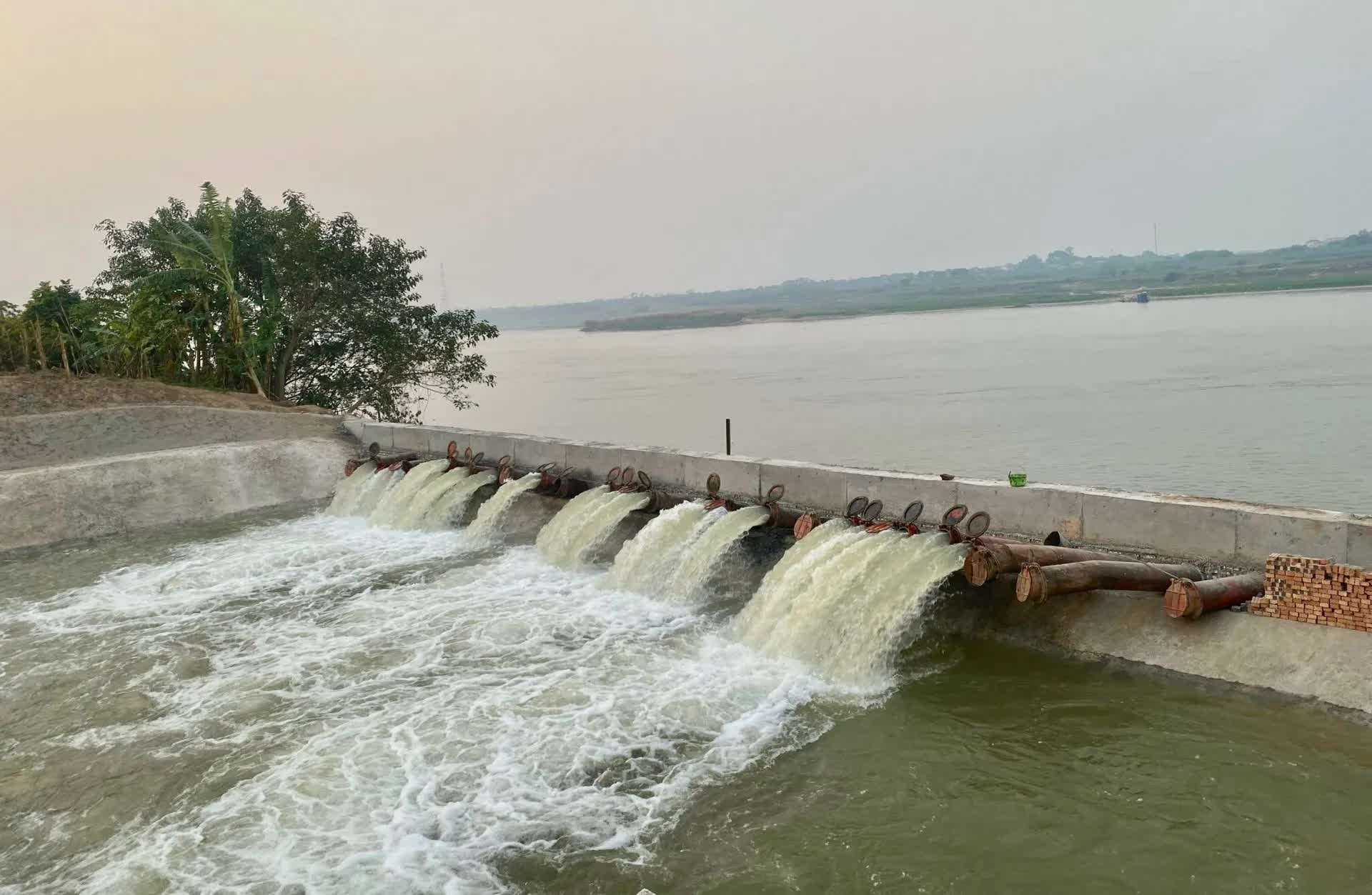 Ứng trực 24/24 giờ để vận hành hệ thống máy bơm lấy nước vụ Xuân- Ảnh 1.