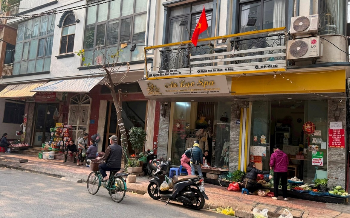 Các tiểu thương ở phố Nguyễn Thái Học (Hà Đông) đã sắp xếp hàng hóa gọn gàng và bán trong nhà 