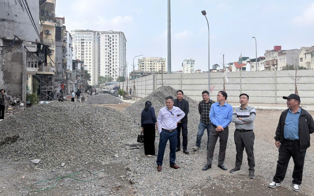 Chủ tịch UBND phường Vĩnh Tuy Nguyễn Quang Trung kiểm tra tiến độ dự án