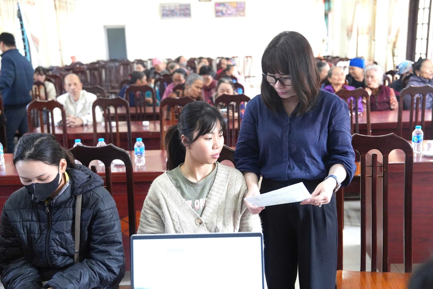 Xã Vân Đình ra mắt mô hình “Nhà văn hoá số - Dịch vụ công đến từng thôn”- Ảnh 1.